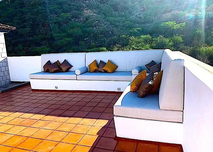 Midnight & Mango - The Crown Jewel Apartamento