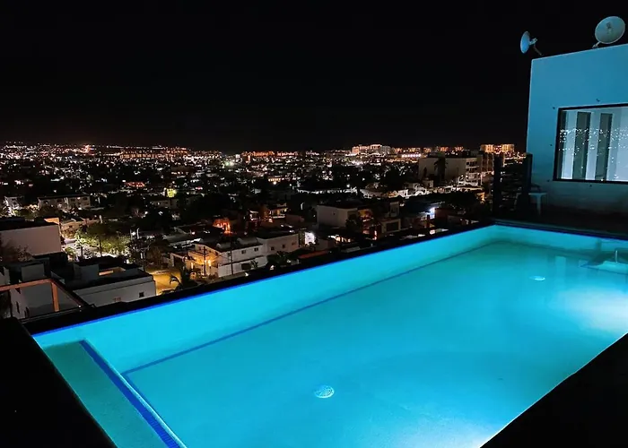Midnight & Mango - The Crown Jewel Apartamento